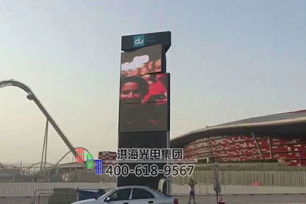 洪海LED旋轉(zhuǎn)魔方景觀(guān)柱屏點(diǎn)亮”石油王國(guó)”阿聯(lián)酋