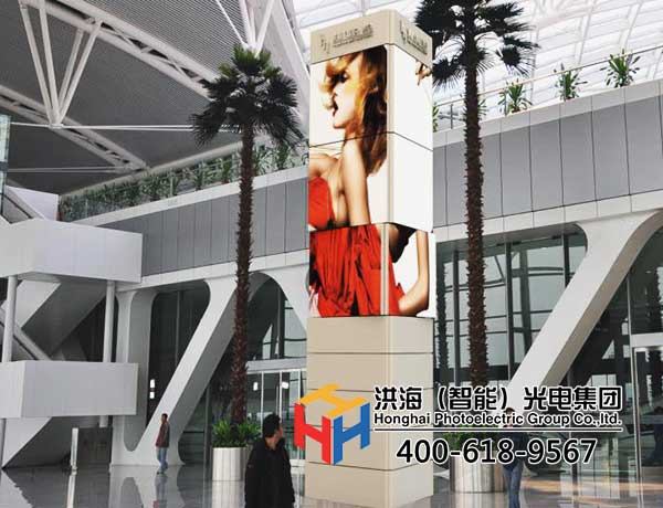 旋轉魔方柱，獲得商業廣告巨大價值的廣告機器人